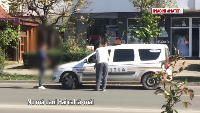 "Spectacol" in strada dat de o soferita din Focsani prinsa pe picior gresit de politie: "Nu ma dau din drum! Hai, calca-ma!"