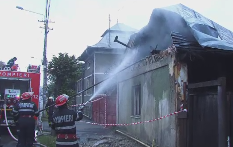 Un barbat din Turda a lasat o tigara aprinsa, iar casa i-a ars in totalitate. Sotia lui se mutase de acasa de cateva zile