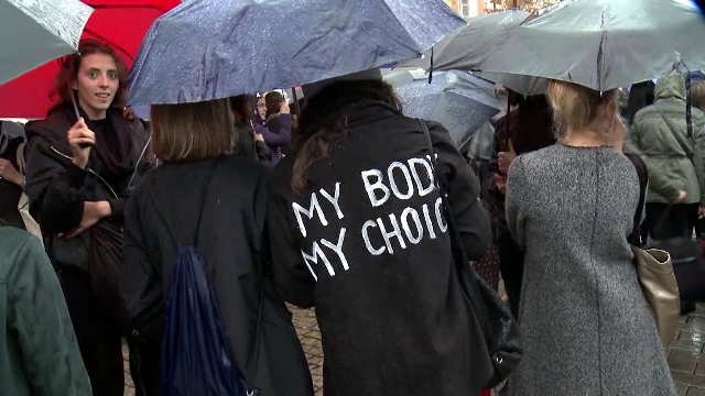 Parlamentul polonez a respins legea care interzicea complet avortul, dupa ce sute de mii de femei au protestat in toata tara