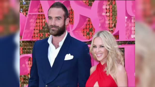 Kylie Minogue s-a logodit anul acesta. Motivul pentru care artista si logodnicul ei au decis sa amane nunta