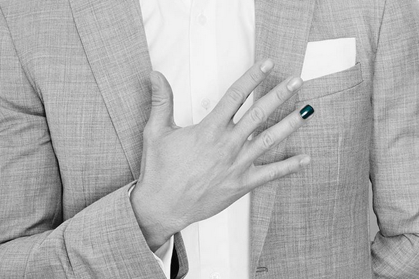 Motivul emotionant pentru care mai multe vedete masculine si-au vopsit unghia de la un deget