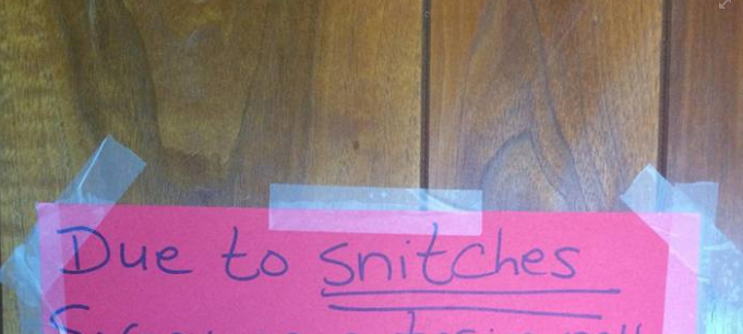 Mesajul roz pe care l-a scris pe usa o femeie i-a facut pe politisti sa intre in casa! Ce scria pe bilet