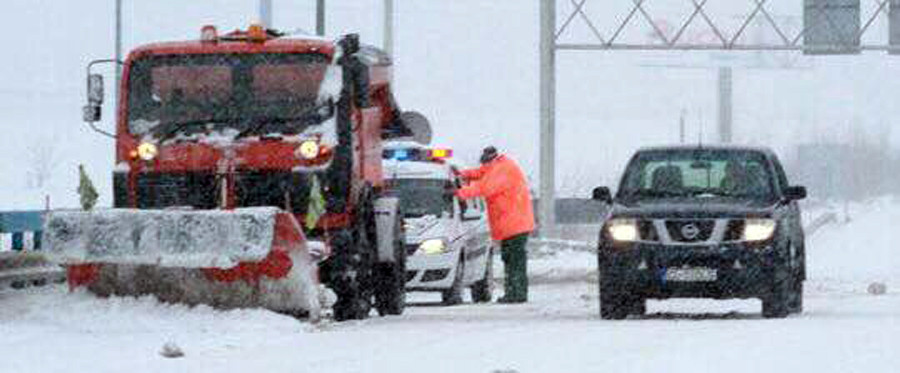 Microbuz cu turisti straini, inzapezit pe Transalpina in Pasul Urdele. "Nu se poate circula nici cu 4x4"