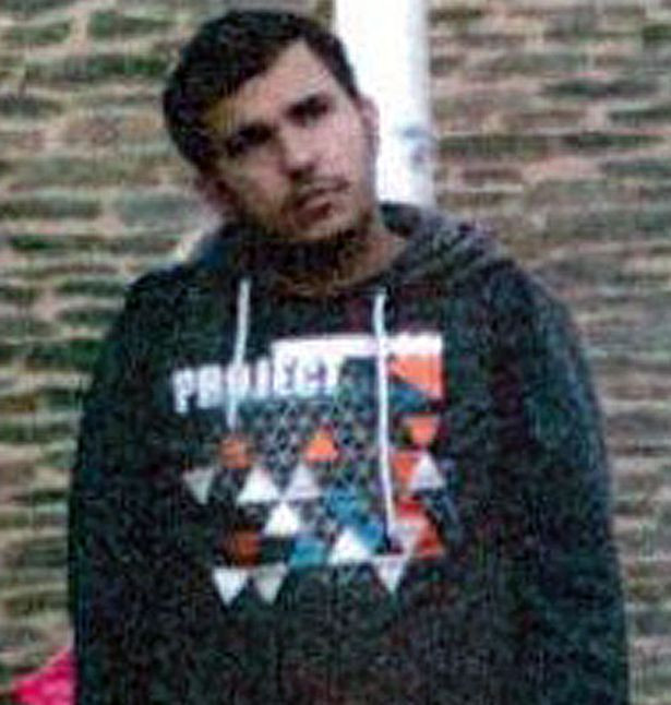 Politia germana il cauta in continuare pe sirianul care pregatea un atac cu bomba. Barbatul e banuit de legaturi cu ISIS