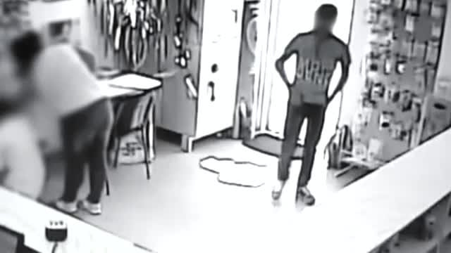 Un militar a aruncat cu lichid inflamabil inspre o farmacista si a vrut sa o jefuiasca. Agresorul, imobilizat de trecatori