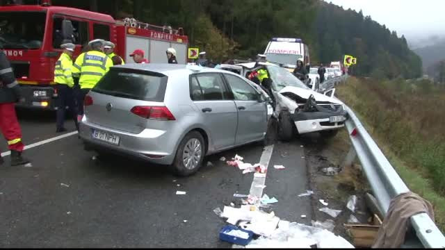 Accident grav in Brasov, dupa ce o masina derapat si a intrat pe contrasens. O femeie si-a pierdut viata
