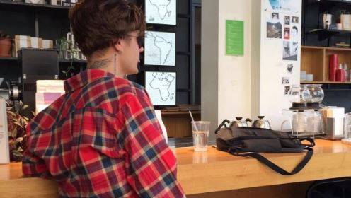 Unul dintre cele mai celebre staruri din lume a iesit deghizat pe strada. Reactia oamenilor cand si-au dat seama cine este