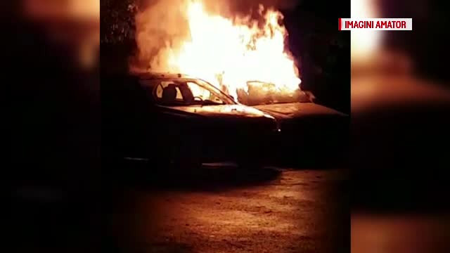 Mobilizare de forte in Bucuresti. O masina parcata a ars ca o torta, iar focul a cuprins si un alt autoturism