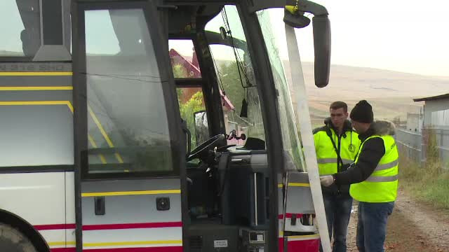 Se duceau la moastele Sfintei Parascheva, dar au ajuns intr-un gard. Soferul unui autocar a facut infarct la volan