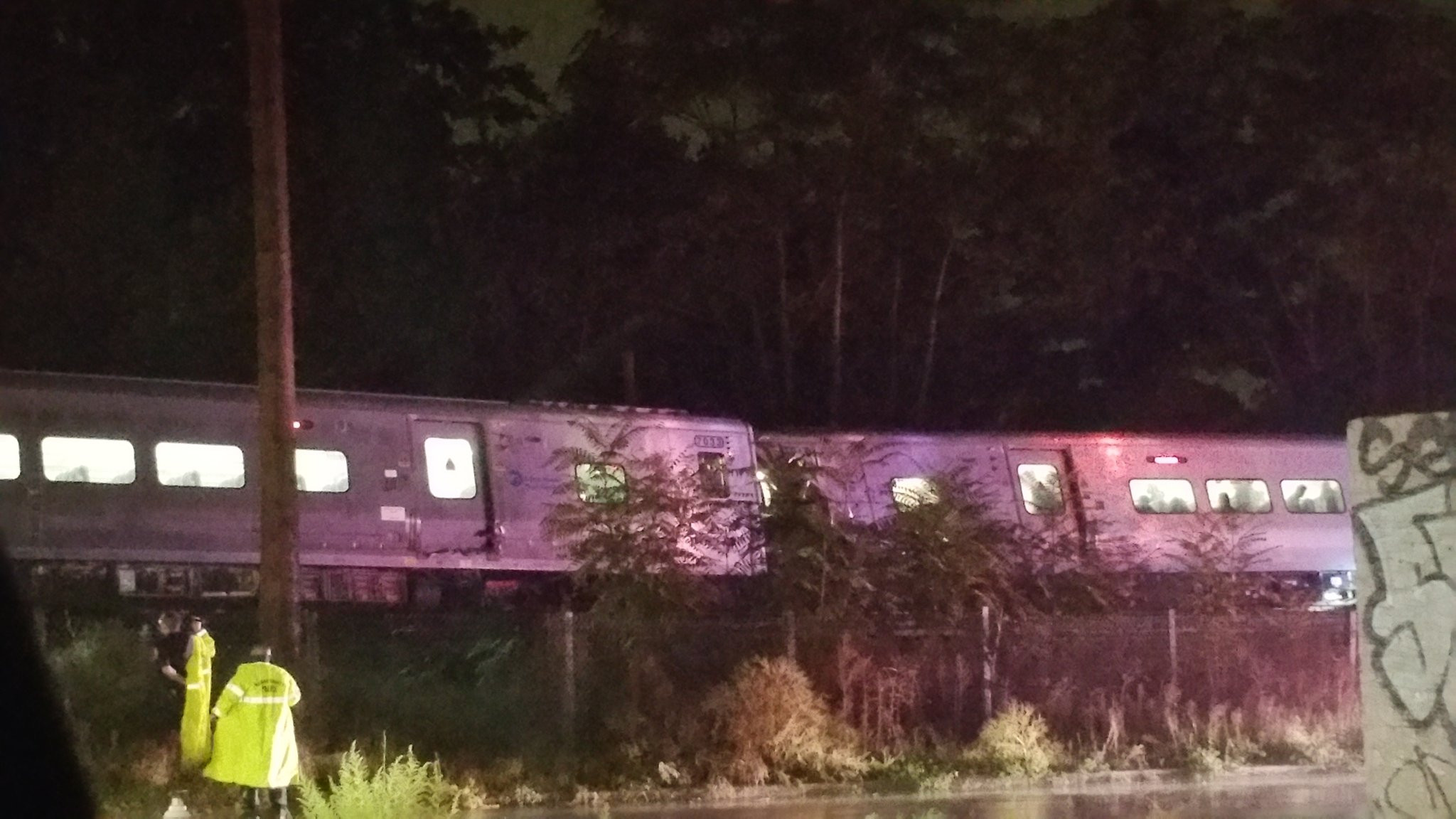 Un tren cu 600 de pasageri la bord a deraiat in New York. FOTO si VIDEO de la locul accidentului feroviar