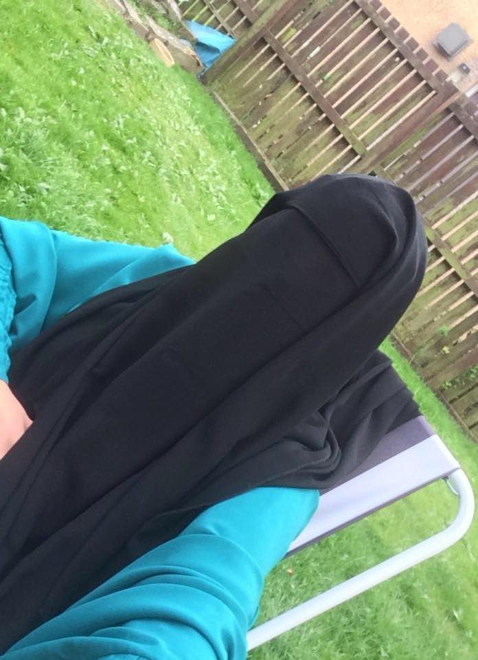 O "fata de la pagina 3” a incercat sa se alature ISIS. La 18 ani aparea topless, acum pozeaza cu val pe cap