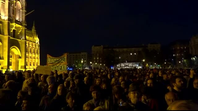 Proteste in Ungaria dupa ce cel mai mare ziar de opozitie la adresa premierului Orban a fost inchis. "Zi neagra pentru presa"