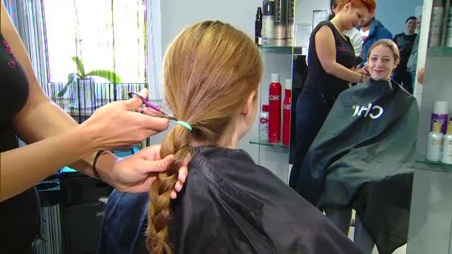 Brave Cut. Patru politiste si-au donat parul, pentru femeile care sufera de cancer. Cat de important e un astfel de gest