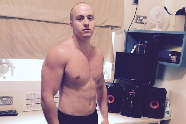 Viata relaxata pe care o duce un ucigas de 22 de ani in inchisoare. Pozele cu care se lauda pe Facebook