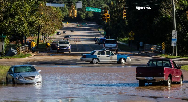 Uraganul Matthew a smuls copaci din pamant, a daramat stalpi de electricitate si a provocat inundatii grave: 15 morti in SUA