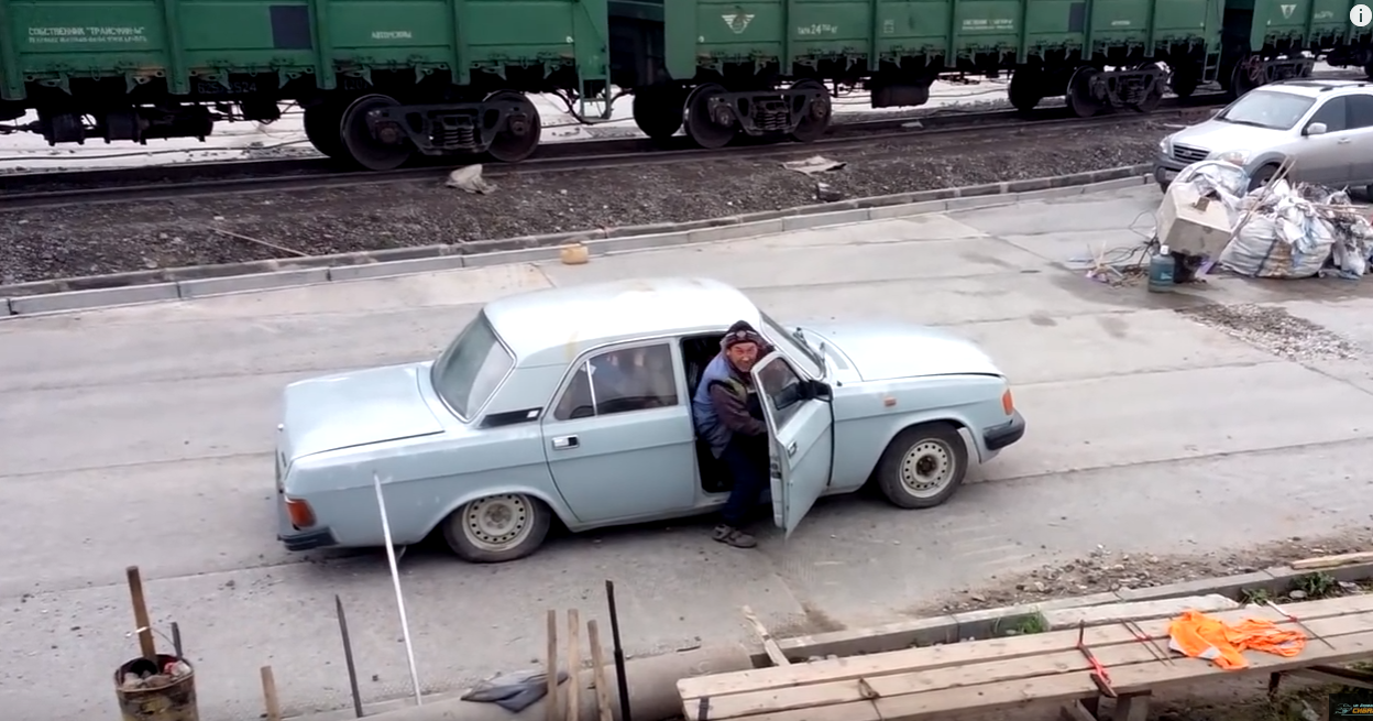 Doar in Rusia poti vedea asa ceva. Cati oameni coboara din aceasta masina :) VIDEO