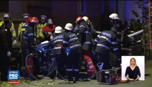 Un sofer a murit dupa ce intrat in viteza intr-un stalp de pe trotuar.