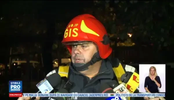 Mobilizare de forte in Bucuresti. O masina parcata a ars ca o torta, iar focul a cuprins si un alt autoturism