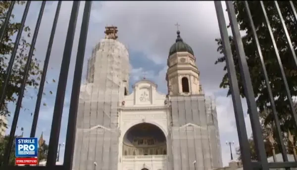 Racla cu moastele Sf. Parascheva, scoasa luni spre inchinare. O femeie de 73 de ani, prima la rand al treilea an consecutiv