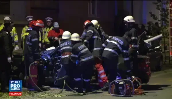 Un sofer a murit dupa ce a intrat in viteza intr-un stalp de pe trotuar. Victima avea permisul suspendat