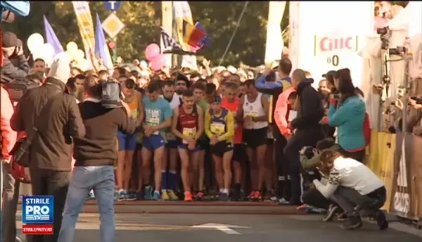15.000 de oameni au participat la cel mai mare maraton din Romania. Castigatoarea, admirata de spectatori pentru fizicul ei