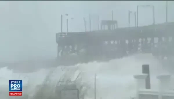 Uraganul Matthew a smuls copaci din pamant, a daramat stalpi de electricitate si a provocat inundatii grave: 15 morti in SUA