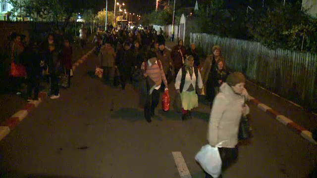 Cel mai mare pelerinaj religios de la noi a inceput la Iasi. Credinciosii nu mai au voie la moaste cu portofele si covoare