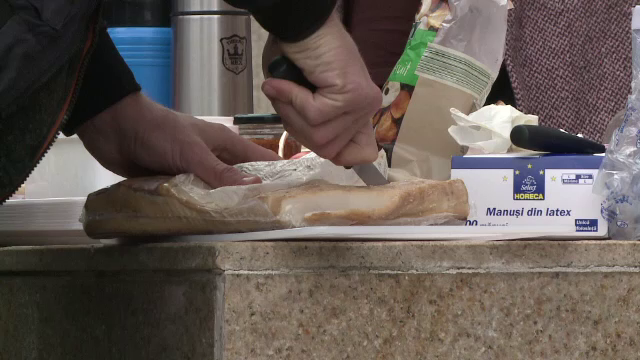 Protest cu ceapa si sunca, in fata teatrului din Brasov. Ce i-a scos in strada pe actori