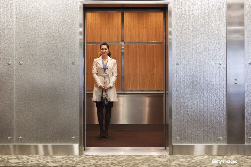 A primit daune in valoare de 23.000 de lire de la un mall din Dublin. Ce i s-a intamplat femeii in liftul centrului comercial