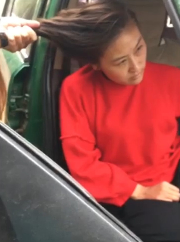 Scene brutale in mijlocul strazii, cu un barbat care isi trage de par sotia ce incearca sa fuga de el cu un taxi. VIDEO