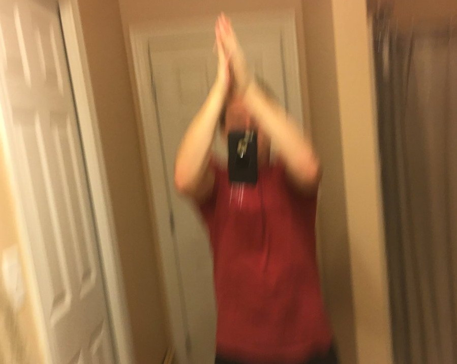 S-a fotografiat cu palmele apropiate si telefonul in aer, fara sa stie ce va provoca. Ce a urmat dupa ce a publicat poza