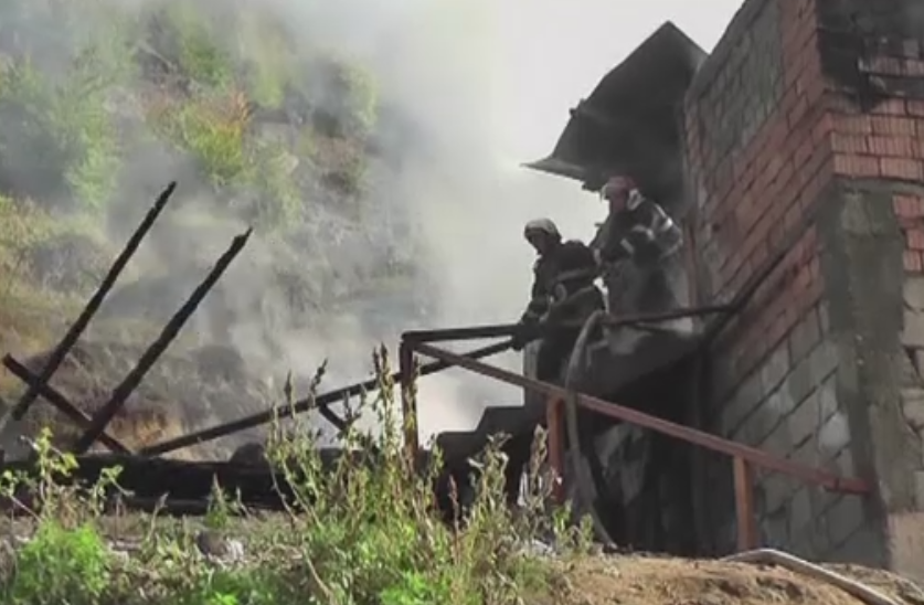 Doi frati au ajuns la spital dupa ce casa lor a fost cuprinsa de flacari. Bunica a avut un soc atunci cand a vazut dezastrul