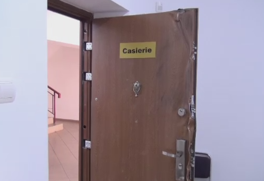 Spargere fantastica la o primarie din Iasi. Trei hoti au furat seiful cu salarii, dupa ce au taiat lumina