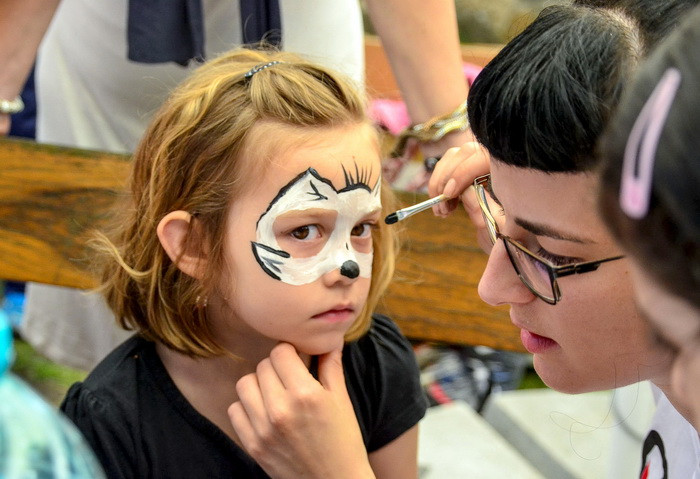 Romanii ar mai putea avea o zi libera - 1 iunie. Deputatii au adoptat pe articole proiectul