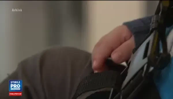 Bebelus ranit grav, dupa ce i s-ar fi pus gresit o branula: Vine la spital bolnav si pleaca cu gaura in mana. Nu e normal!