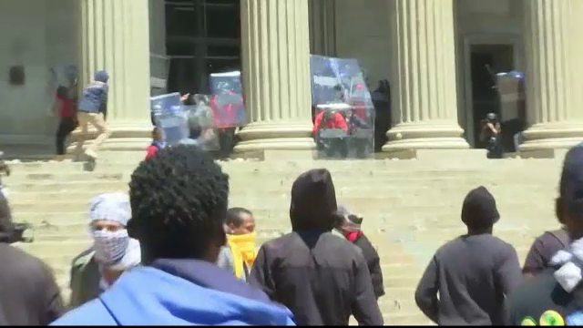 Cel mai mare protest al studentilor din ultimii 22 de ani, in Africa de Sud. Violentele pe treptele unei universitati