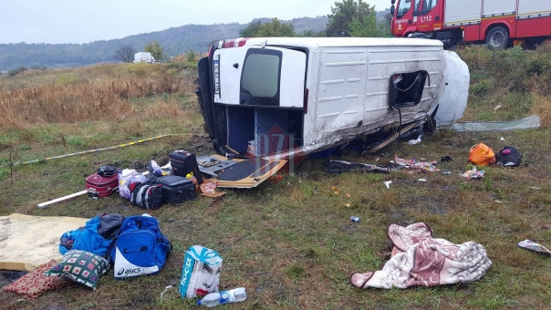 Accident grav in Comarna, in care a fost implicat un microbuz. O persoana a murit, iar alte 6 au ajuns la spital