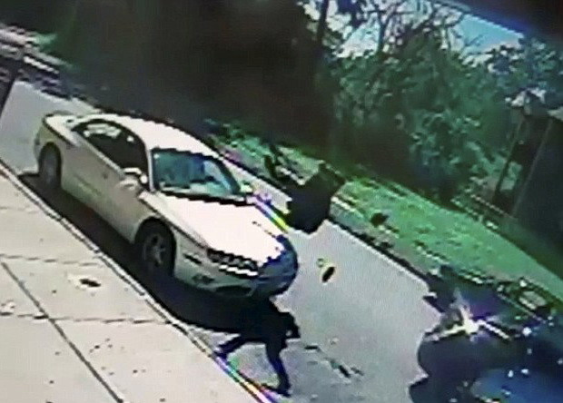 Grav accident surprins de o camera. Un barbat de 80 de ani a fost aruncat in aer de un sofer vitezoman. VIDEO