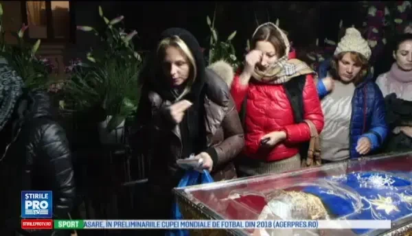 Coada de un kilometru la moastele Sfintei Parascheva. Pelerinii au povestit ce minuni a facut pentru ei