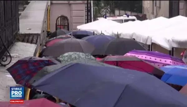 Coada de un kilometru la moastele Sfintei Parascheva. Pelerinii au povestit ce minuni a facut pentru ei