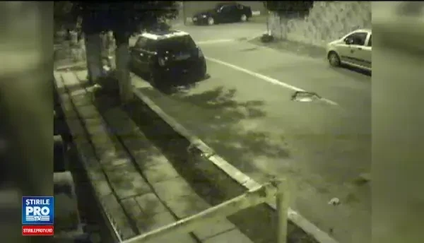 Interlopi inarmati cu bate, sabii, macete si topoare au atacat mai multi tineri in Constanta. Imaginile surprise de camere