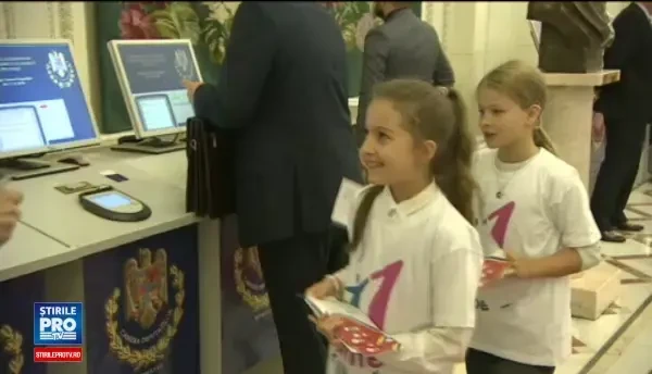 Copiii au venit la Parlament pentru a cere ca 1 Iunie sa fie zi libera nationala. Votul, amanat din lipsa de cvorum