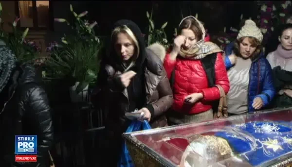 Coada de un kilometru la moastele Sfintei Parascheva. Pelerinii au povestit ce minuni a facut pentru ei