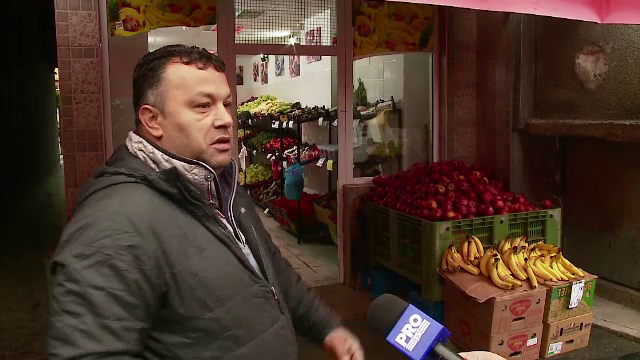 940 de kilograme de legume si fructe, expuse in fata magazinelor, au fost confiscate in Cluj. "Vrem sa intram in legalitate"