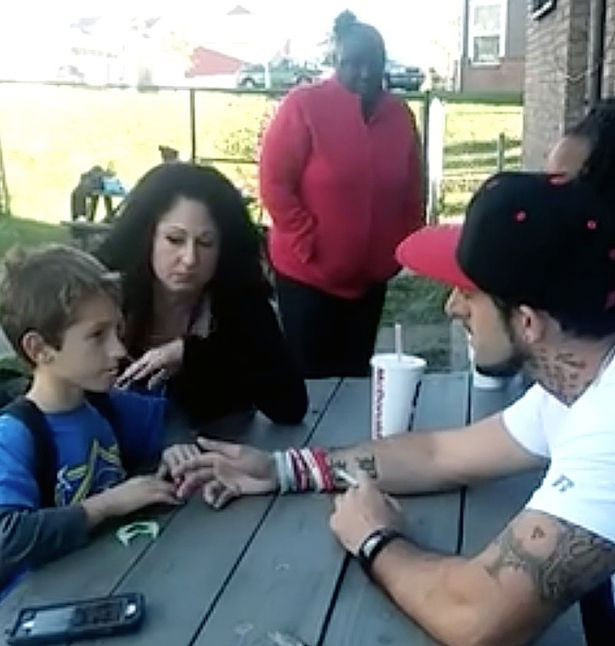 Momentul dramatic in care un tata isi anunta fiul ca mama a murit in urma unei supradoze. Reactiile oamenilor pe Facebook