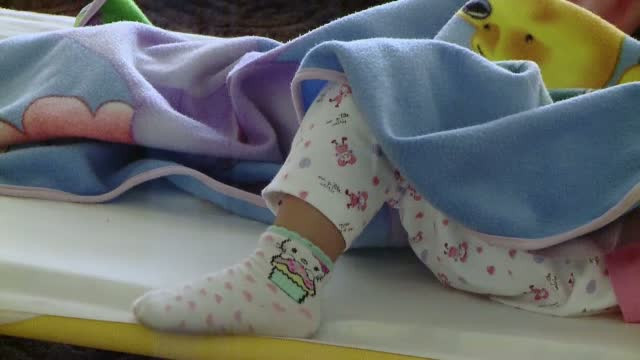 Tragedie intr-o familie din Bacau. O mama a incercat sa isi desparta cei doi copii, insa, a provocat moartea fetitei