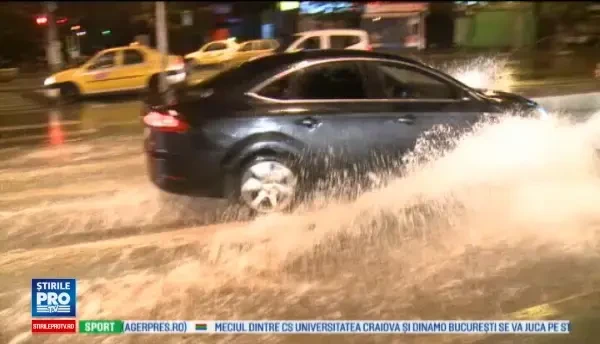 COD PORTOCALIU de vreme rea in 14 judete: case inundate si strazi transformate in lacuri. Gara din Galati, inchisa