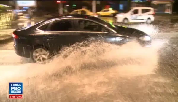 Prapadul lasat de inundatii in Bucuresti, dupa ce a plouat toata noaptea