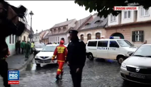 Imagini socante: momentul in care ursul, aflat in curtea unei case, e impuscat mortal. Prefect: 50 de oameni erau in pericol