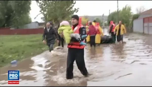 COD ROSU de inundatii in Galati. Suvoaiele au facut prapad in 2 localitati. Armata a intervenit pentru evacuarea populatiei
